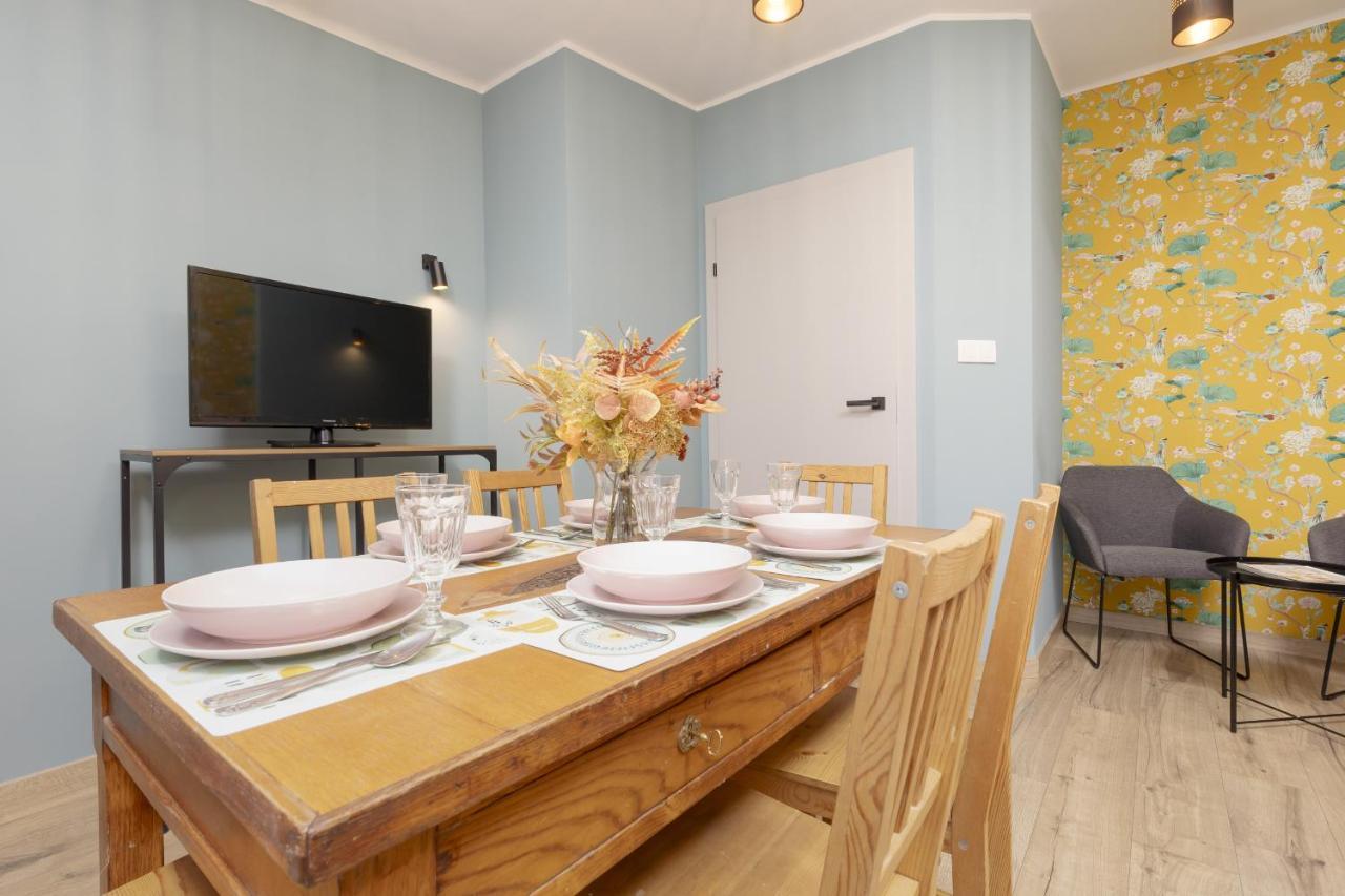 Colorful With Two Bedrooms In Center By Renters *